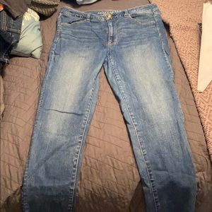 American Eagle LONG light wash jeans- super stretc